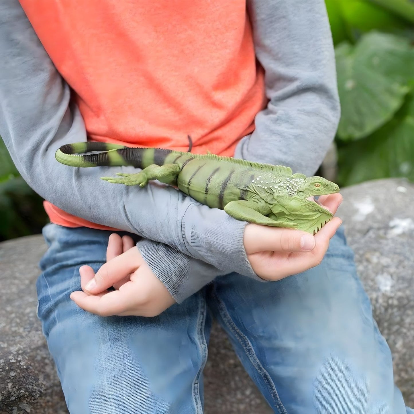 Figura animal iguana verde pensada para aventura e imaginação