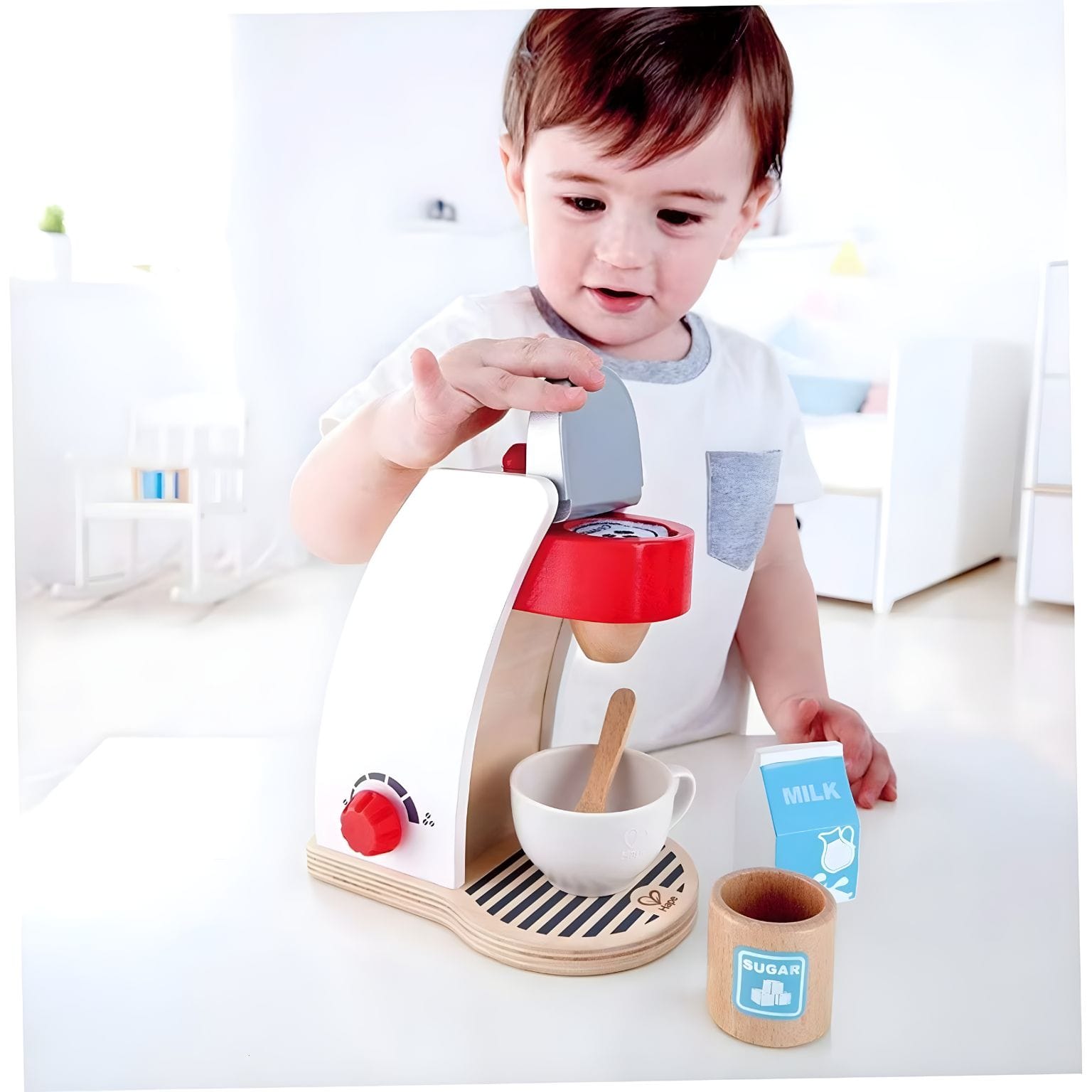 A minha Máquina de café da Hape com chávena, leite e açúcar para brincar ao faz de conta