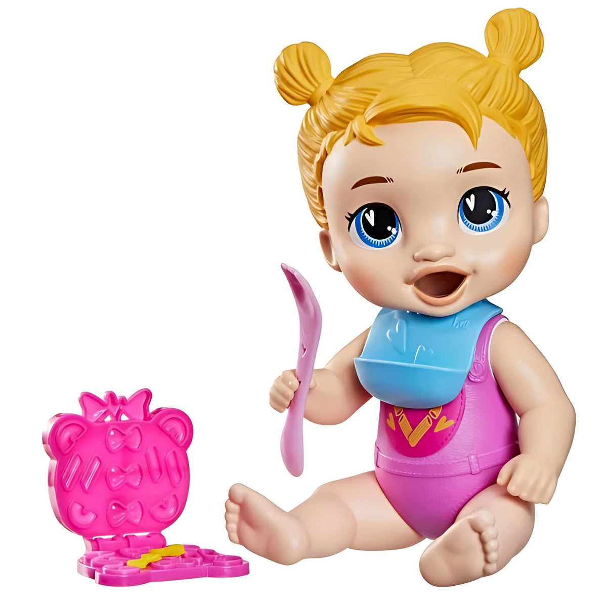 Boneca Harper Hugs loira com babete azul, talher rosa e bandeja aberta com moldes de massa