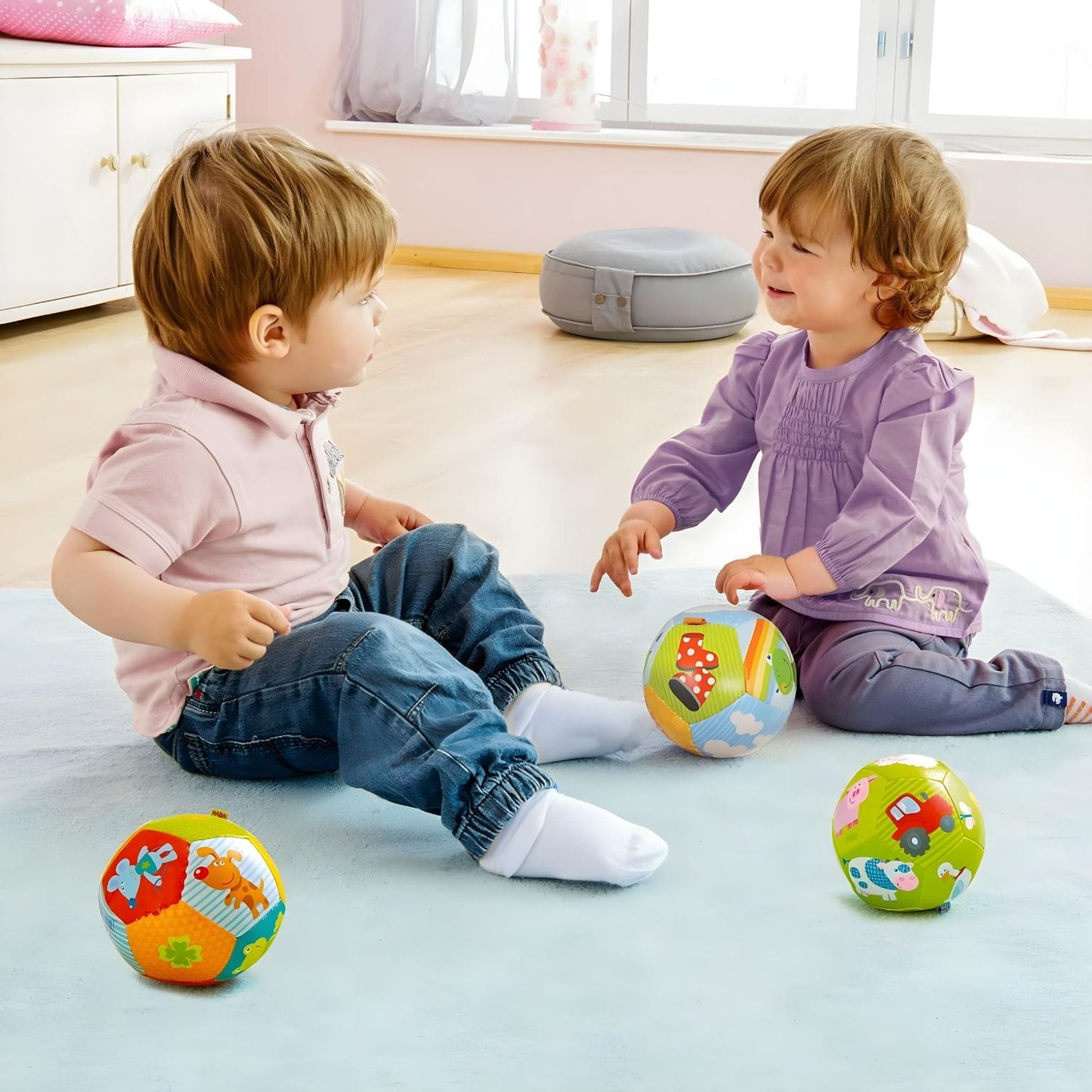 Bola sensorial para bebé Mundo do Arco-íris em fundo branco