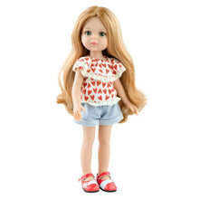 Boneca Dasha da Paola Reina com camisa de corações, calções claros e sapatos vermelhos