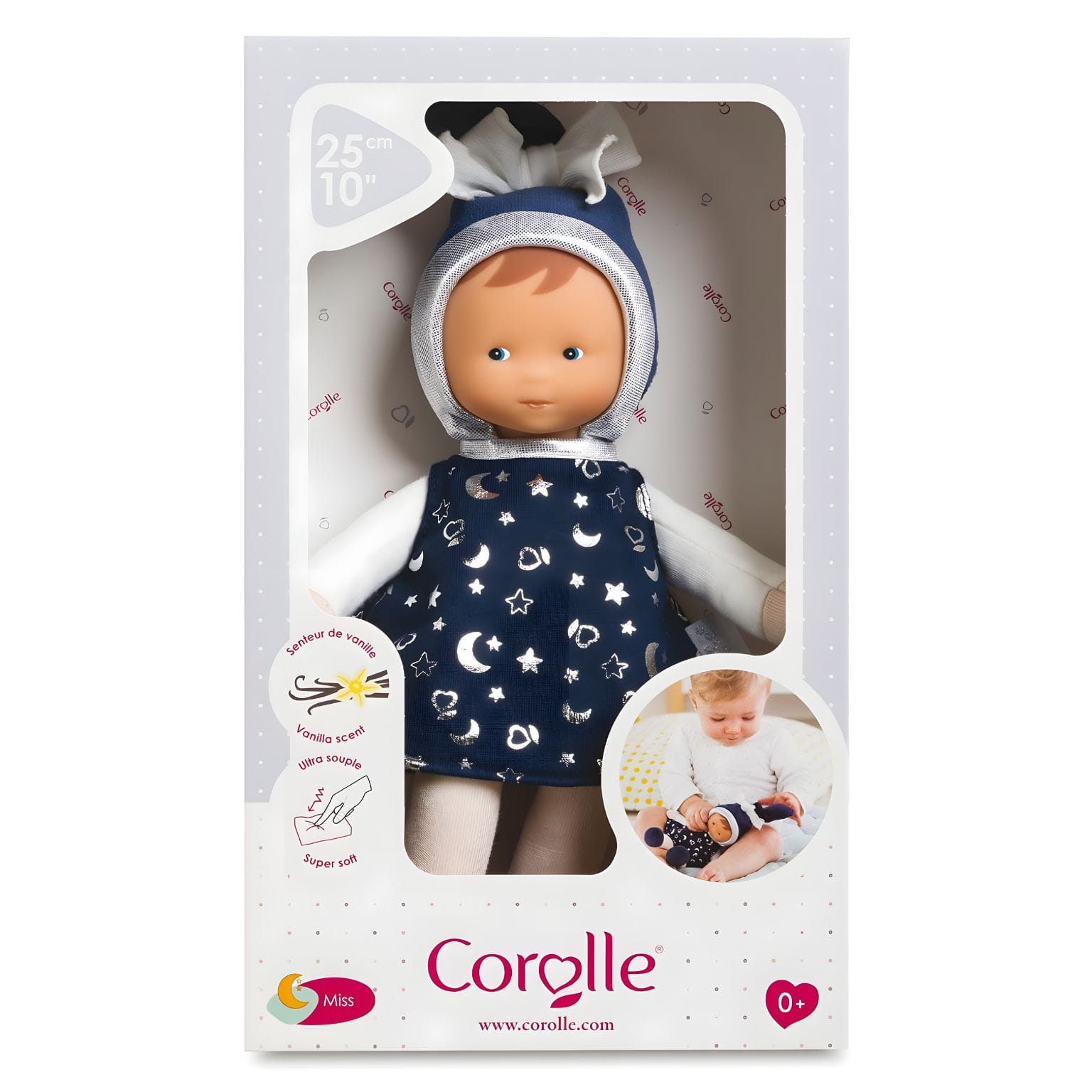 Bebé com Boneca Pano Azul com Vestido Estrelado da Corolle em ambiente de brincadeira suave