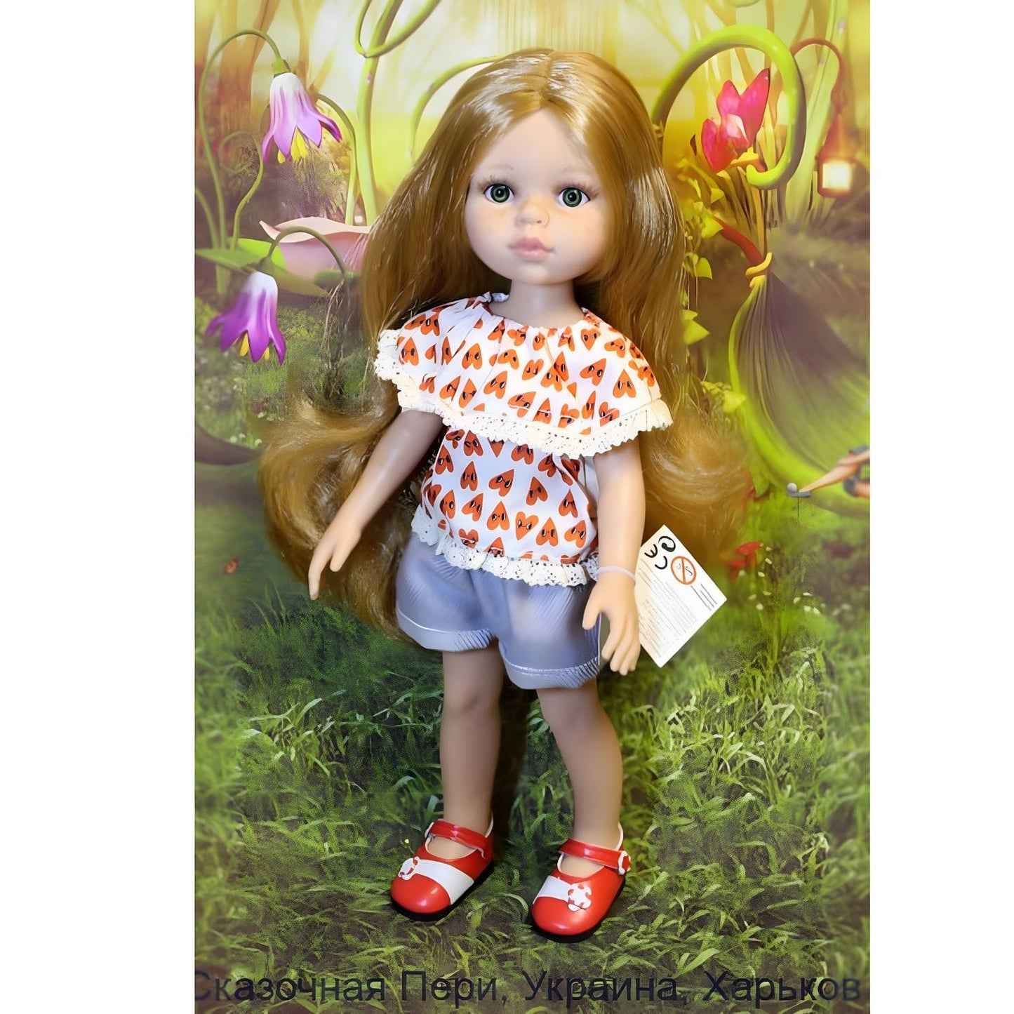 Boneca Dasha da Paola Reina com camisa de corações, calções claros e sapatos vermelhos