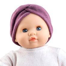 Boneca Laya com corpo mole em pose doce e acolhedora