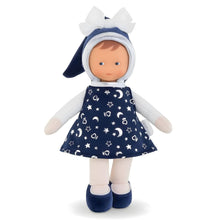 Bebé com Boneca Pano Azul com Vestido Estrelado da Corolle em ambiente de brincadeira suave