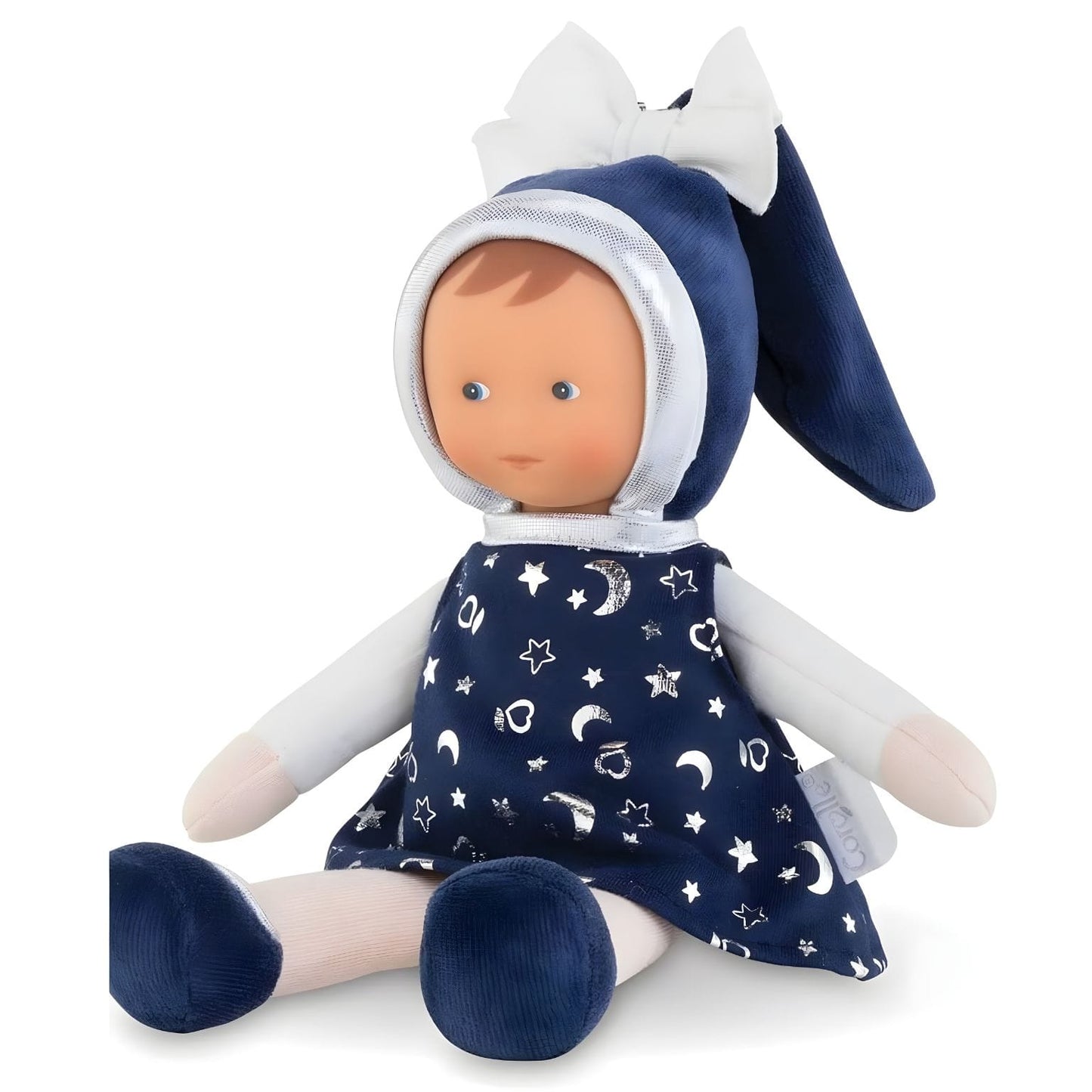 Bebé com Boneca Pano Azul com Vestido Estrelado da Corolle em ambiente de brincadeira suave