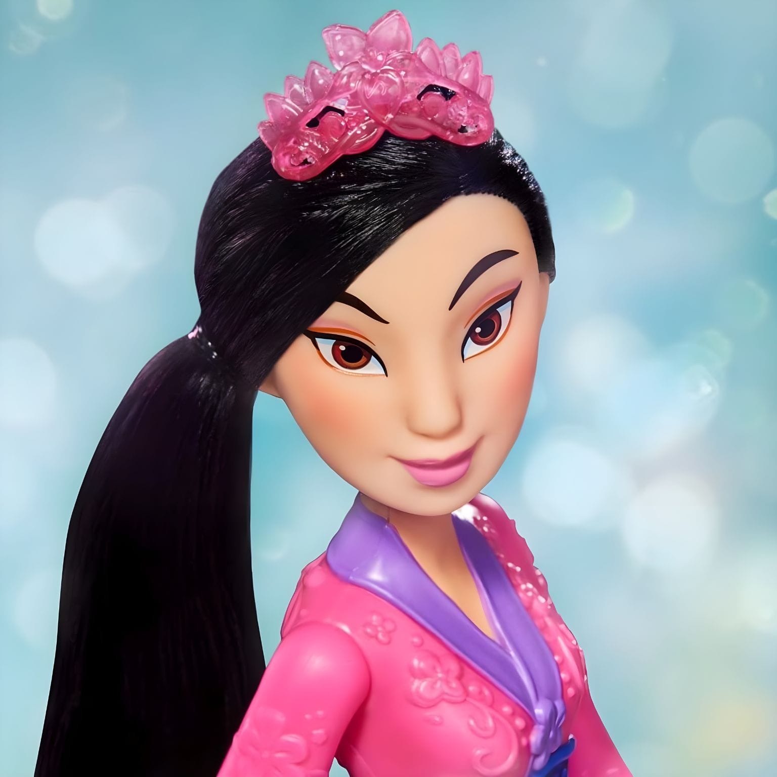 Boneca Princesa Disney - Mulan com vestido rosa brilhante e cabelo preto comprido