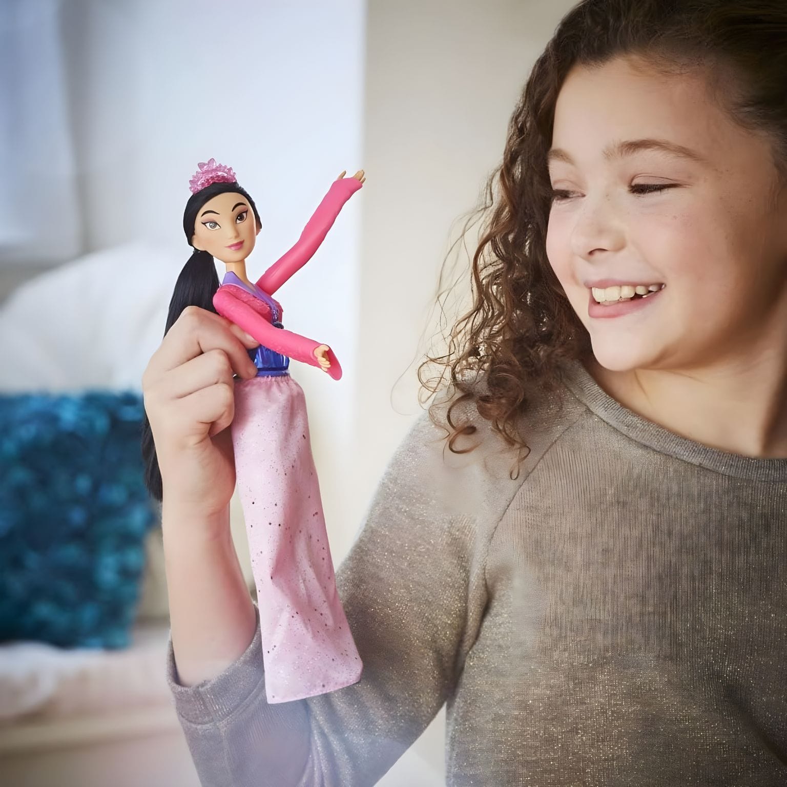 Boneca Princesa Disney - Mulan com vestido rosa brilhante e cabelo preto comprido