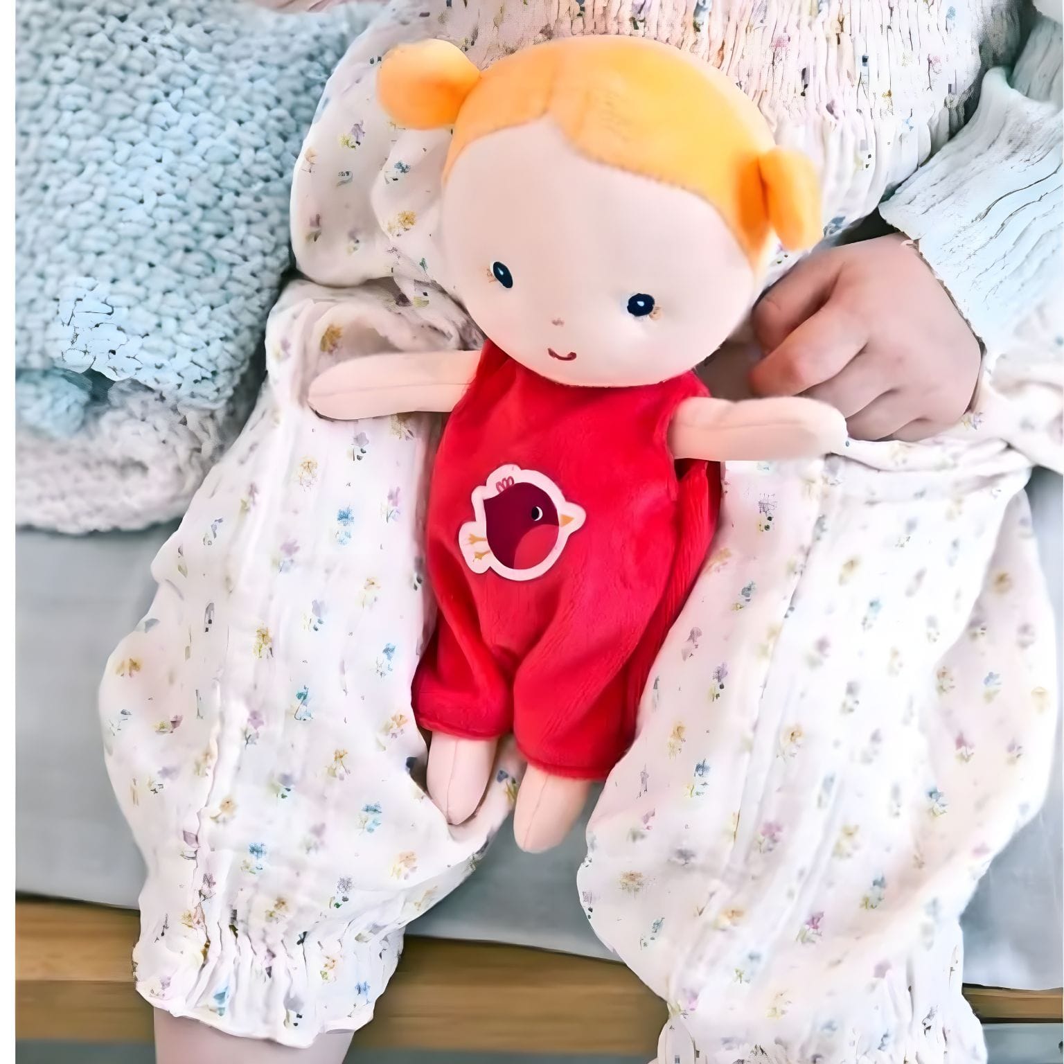 Boneca de pano Anais com alcofa para oferecer em momentos especiais