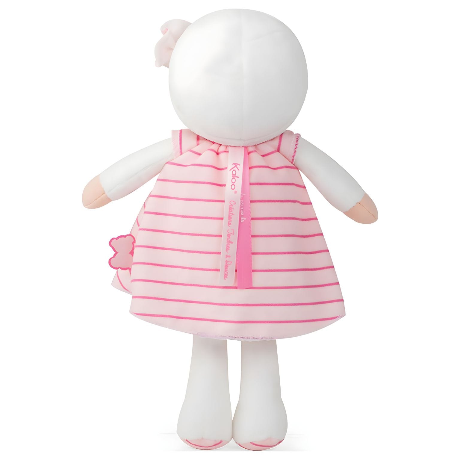 Boneca de pano Rose da Kaloo com vestido rosa às riscas, gorro branco e flor lateral