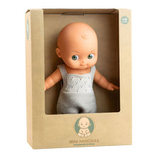 Boneco Mini Panchas com pijama creme para brincadeiras de cuidado