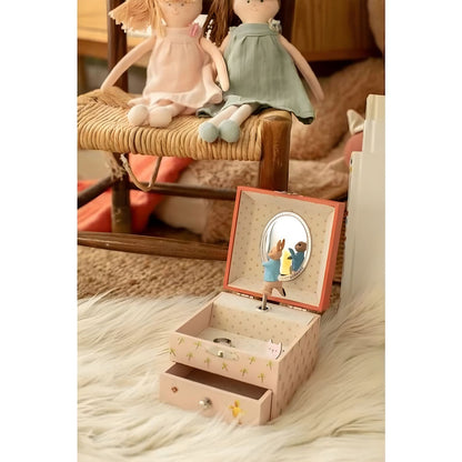 Caixa de música Peter Rabbit Cenoura aberta, com gaveta puxada, num cenário de quarto infantil