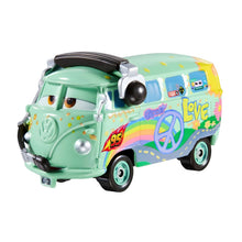 Fillmore com auscultadores da equipa de corrida Disney Pixar Cars