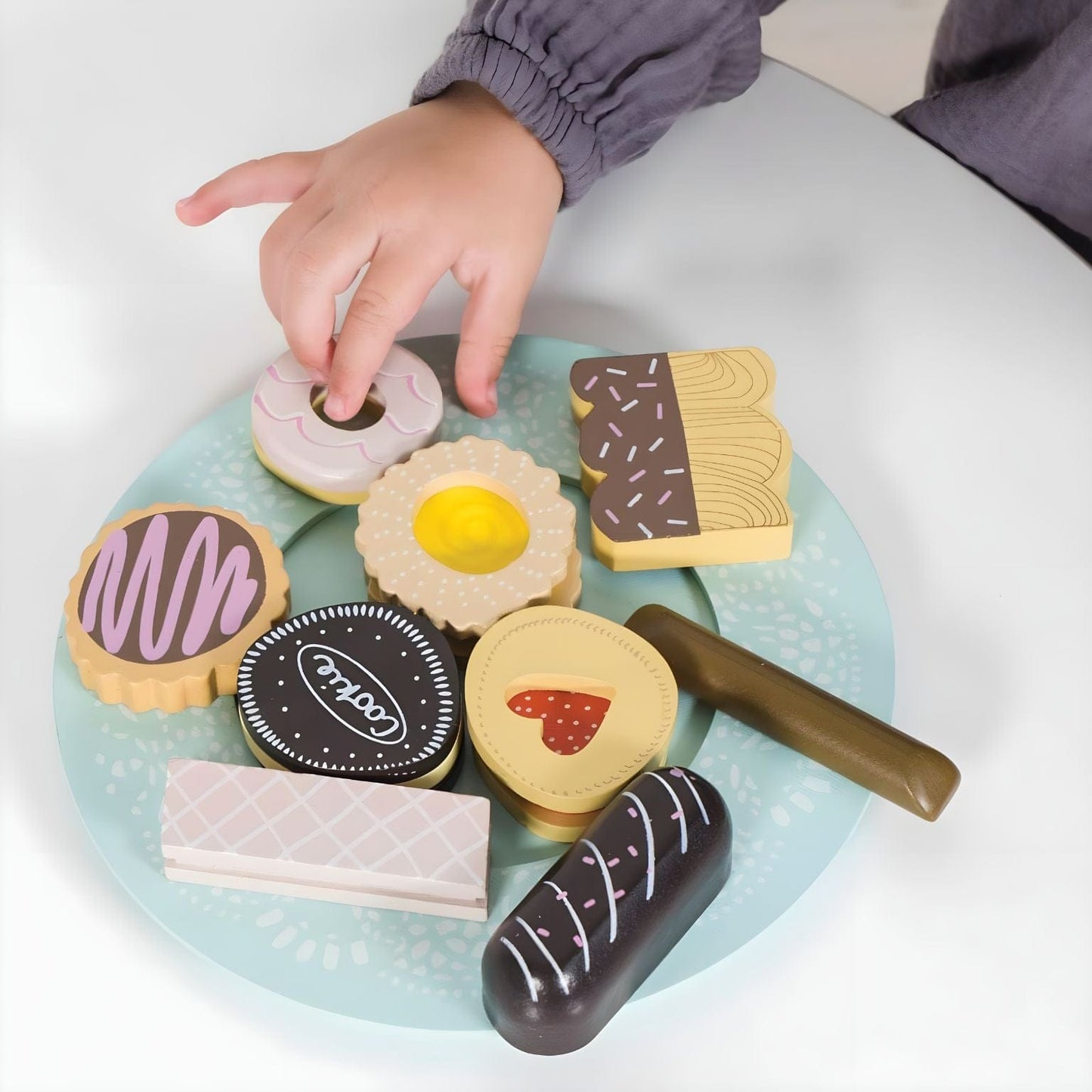 Conjunto de Biscoitos em madeira Le Toy Van com prato azul e doces de brincar em tons pastel