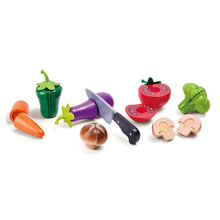 Criança a brincar com Conjunto de Vegetais em madeira Hape e faca de brincar