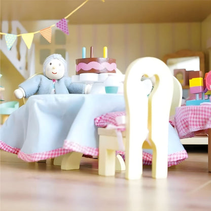 Daisylane figures set - Le Toy Van Grandparents with two grandparents in a party scene and dollhouse