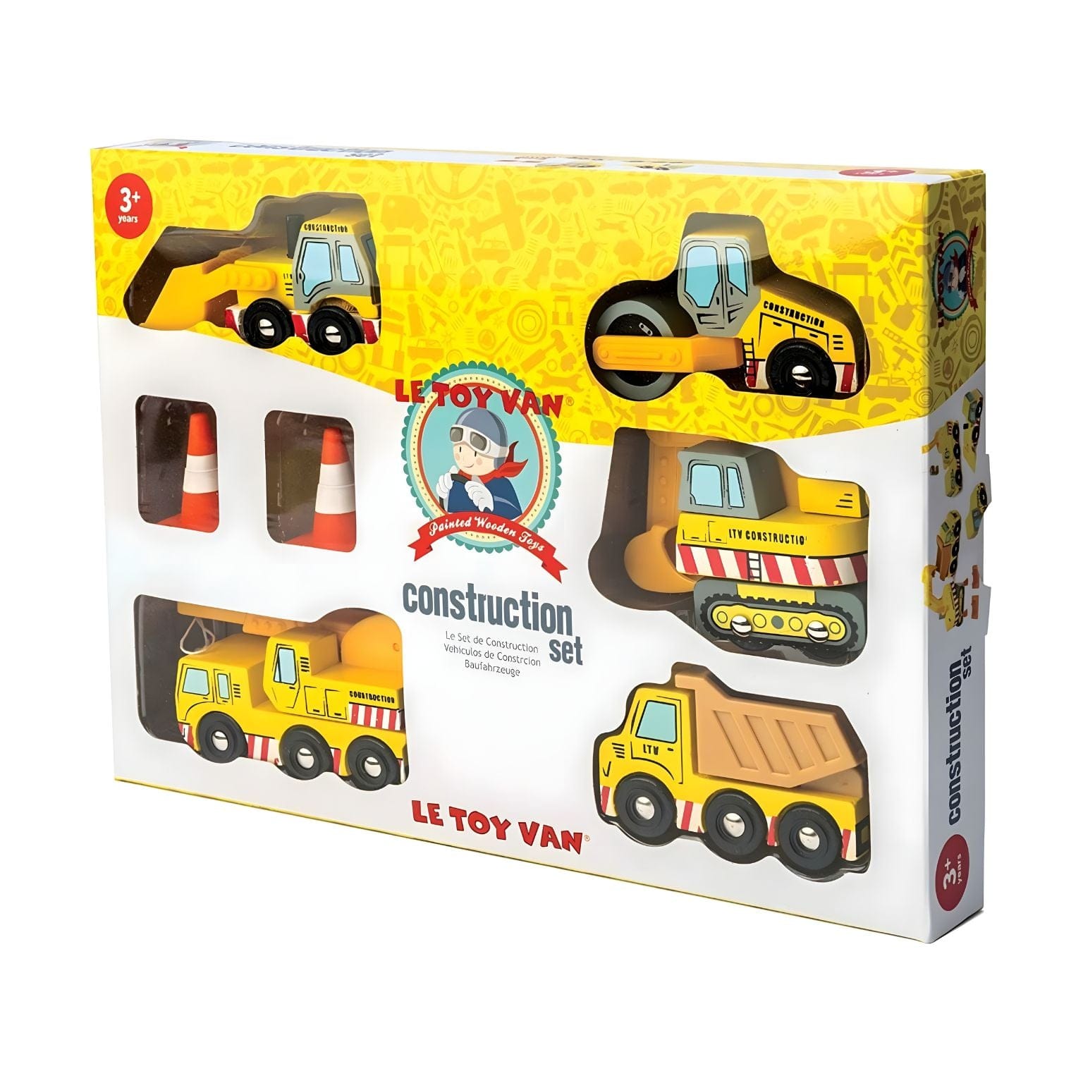 Criança a brincar com veículos de construção em madeira Le Toy Van, incluindo camião, grua, escavadora, pá e cones.