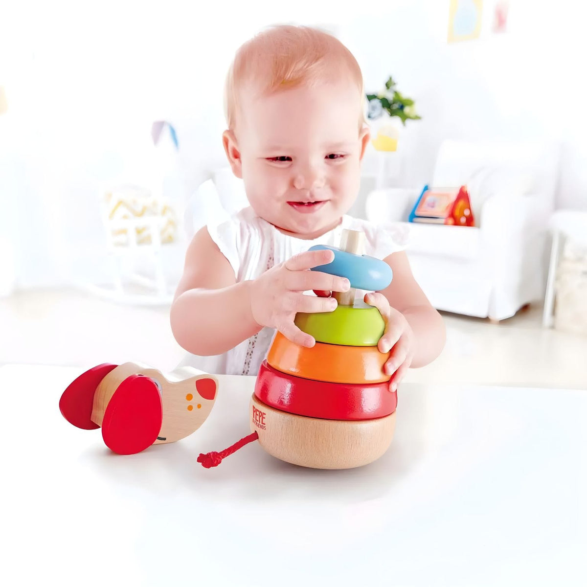 Pepe Sound Stacker Hape com peças coloridas para empilhar