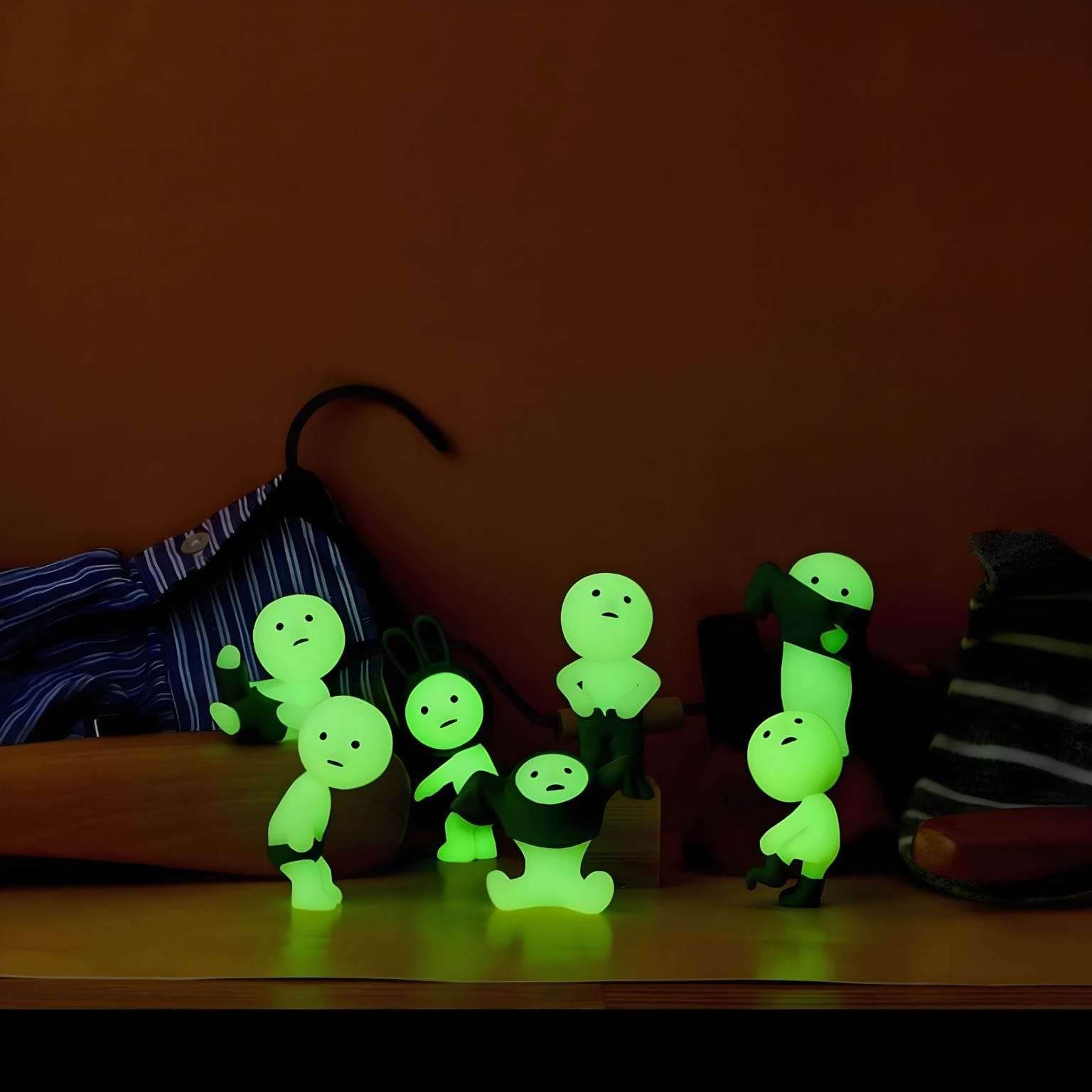 Figura Smiski Dressing colecionável que brilha no escuro