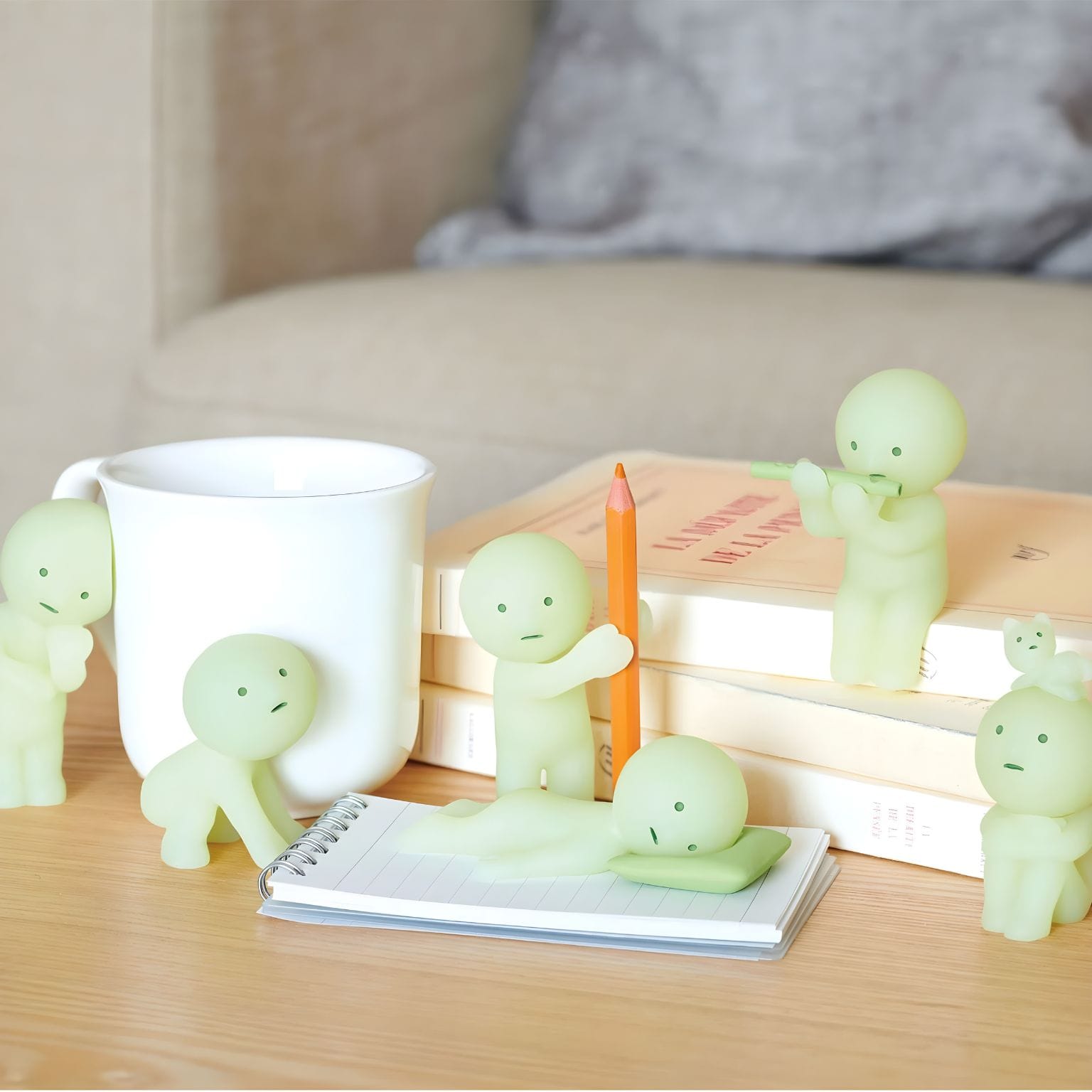 Smiski Living Series com poses inspiradas na sala de estar