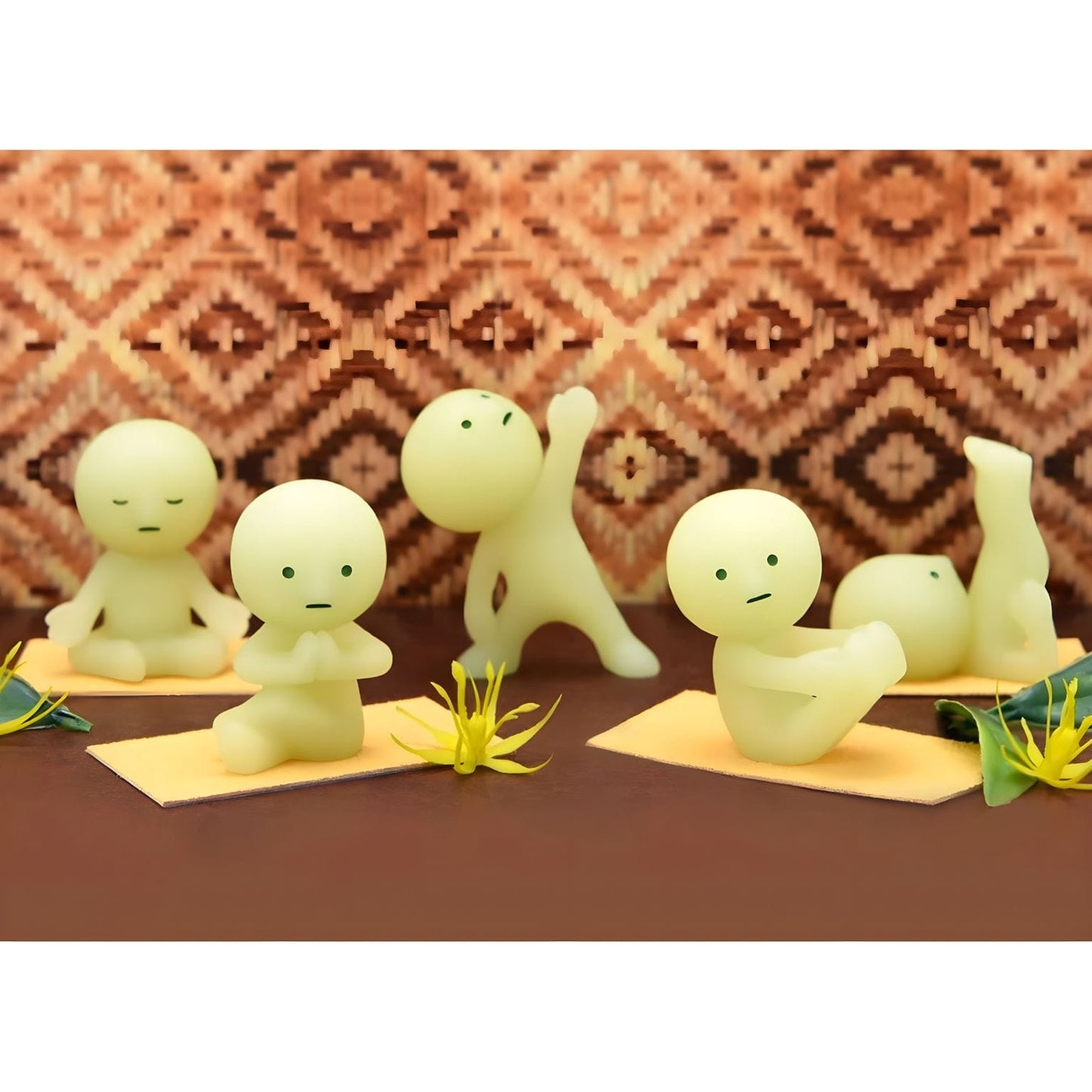 Smiski Yoga colecionável em pose de yoga