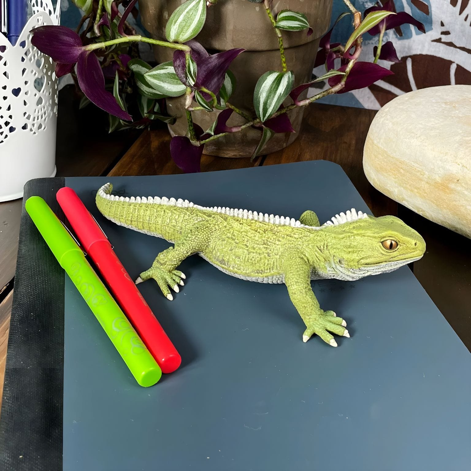 Figura de borracha Tuatara em detalhe