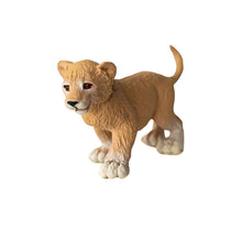 Figura de borracha cria de leão para brincadeiras com animais da savana