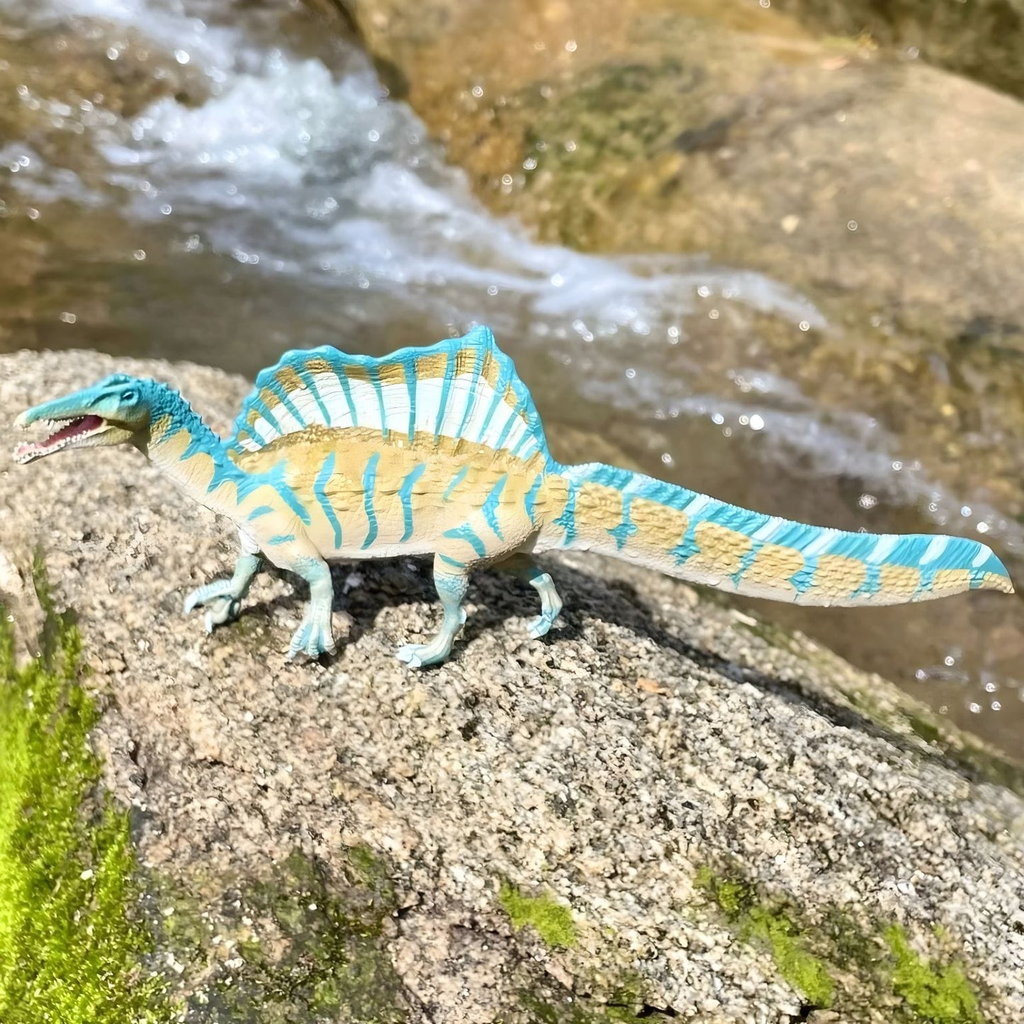 Figura animal espinossauro pensada para brincadeiras criativas e jurássicas