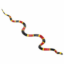 Figura de borracha Cobra Coral em destaque