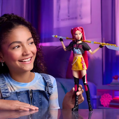 Menina a brincar com a Boneca K-Pop Demon Hunters Mira
