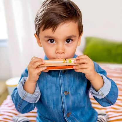 Child playing colorful 7 Friends children's harmonica from Spiegelburg