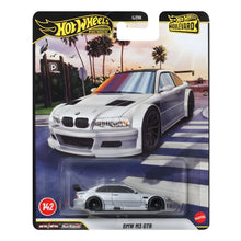 Hot Wheels Boulevard BMW M3 GTR miniatura prateada com asa traseira e jantes pretas na embalagem Boulevard
