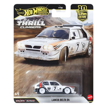 Hot Wheels Lancia Delta S4 branco de rally com riscas vermelhas e pretas e número 7