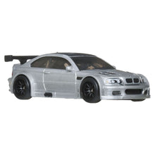 Hot Wheels Boulevard BMW M3 GTR miniatura prateada com asa traseira e jantes pretas na embalagem Boulevard