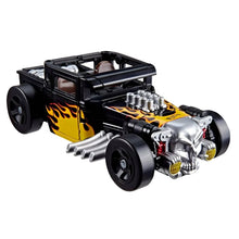 Hot Wheels X Transformers Bone Shaker em modo robot e carro com design flamejante