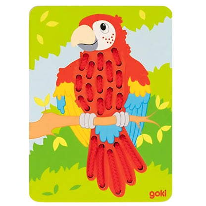 Jogo de enfiamento Goki 58686 com papagaio, leão e zebra ilustrados.