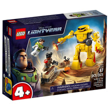 Lego Disney Buzz Lightyear Caça ao Zyclops com Buzz, Izzy e vilão amarelo em cenário de missão