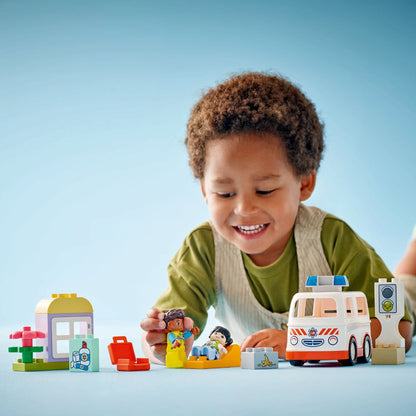 Criança a brincar com o Lego Duplo Ambulância e Condutor