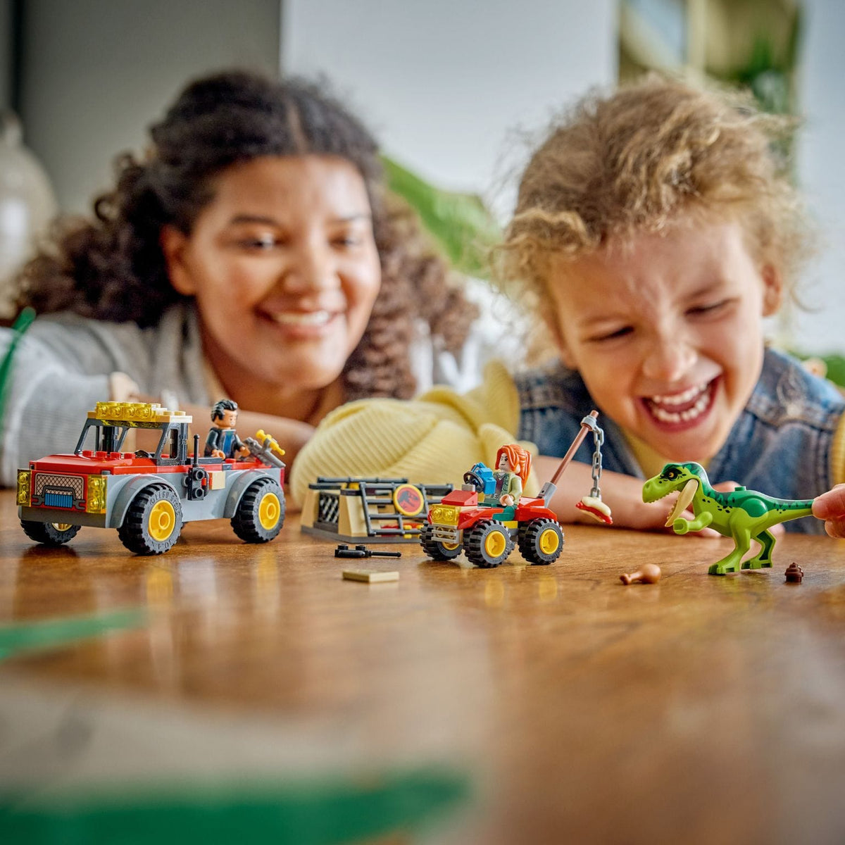 LEGO Jurassic World com T. rex jovem e carrinha de transporte