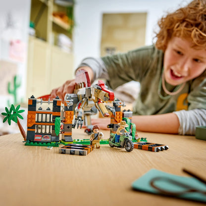 Rapaz brinca com o Lego Jurassic World Fuga do Espinossauro sobre uma mesa