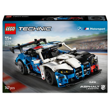 Lego Technic Carro de Corrida BMW M4 GT3 EVO modelo de corrida azul branco e vermelho em ambiente de brincadeira
