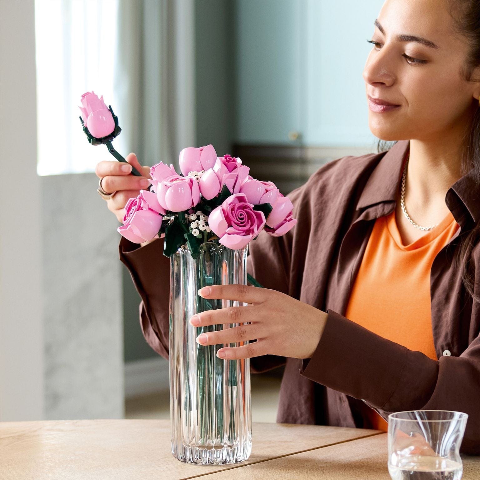 Lego Botanicals Buquê de Rosas Cor-de-rosa em jarra como decoração elegante
