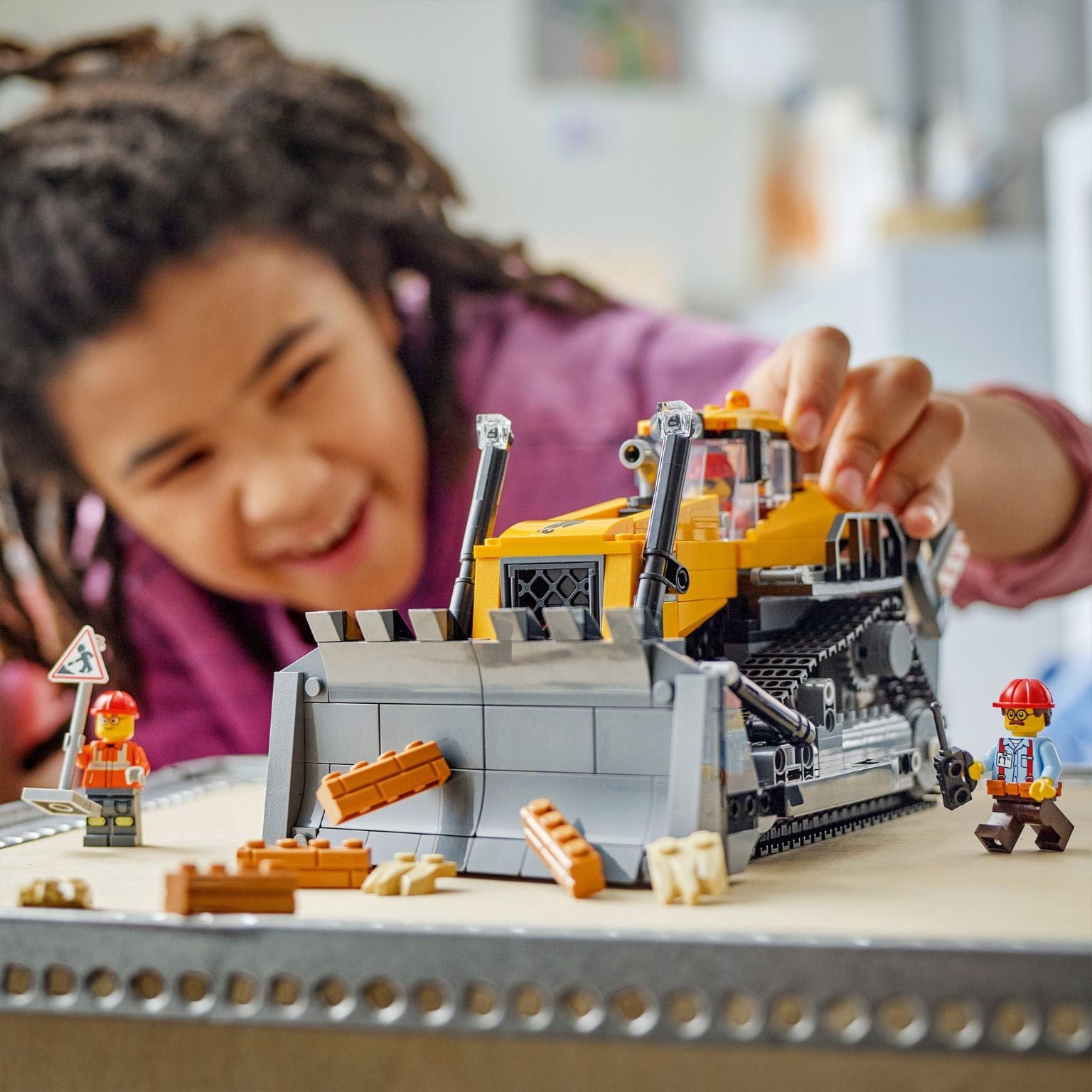 Lego City - Buldózer Amarelo com figuras de construção e lâmina frontal em cenário de obra