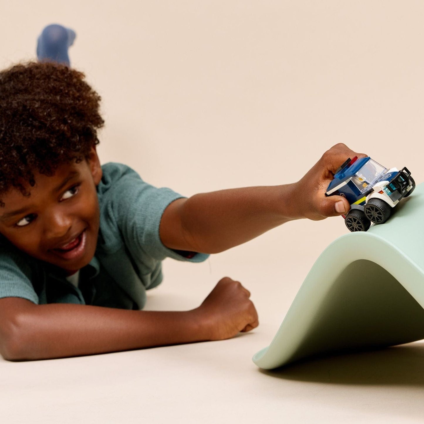 Lego City Camião da Polícia com agente em miniatura e luzes de patrulha