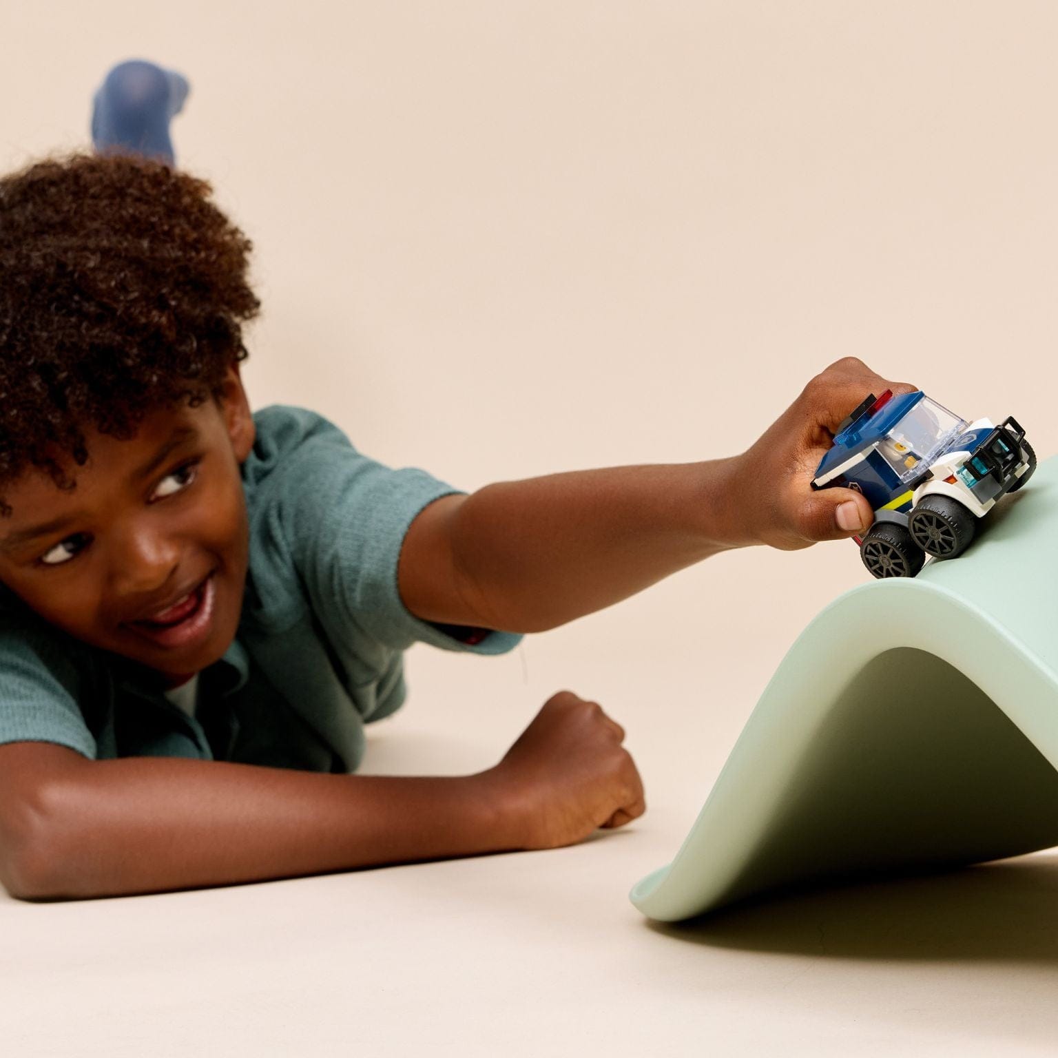 Lego City Camião da Polícia com agente em miniatura e luzes de patrulha