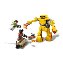 Lego Disney Buzz Lightyear Caça ao Zyclops com Buzz, Izzy e vilão amarelo em cenário de missão