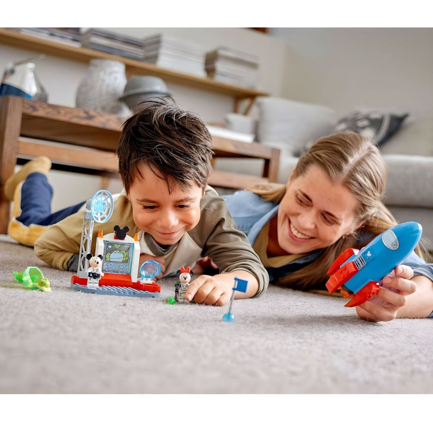 Lego Disney foguetão espacial com Mickey e Minnie astronautas e base de controlo