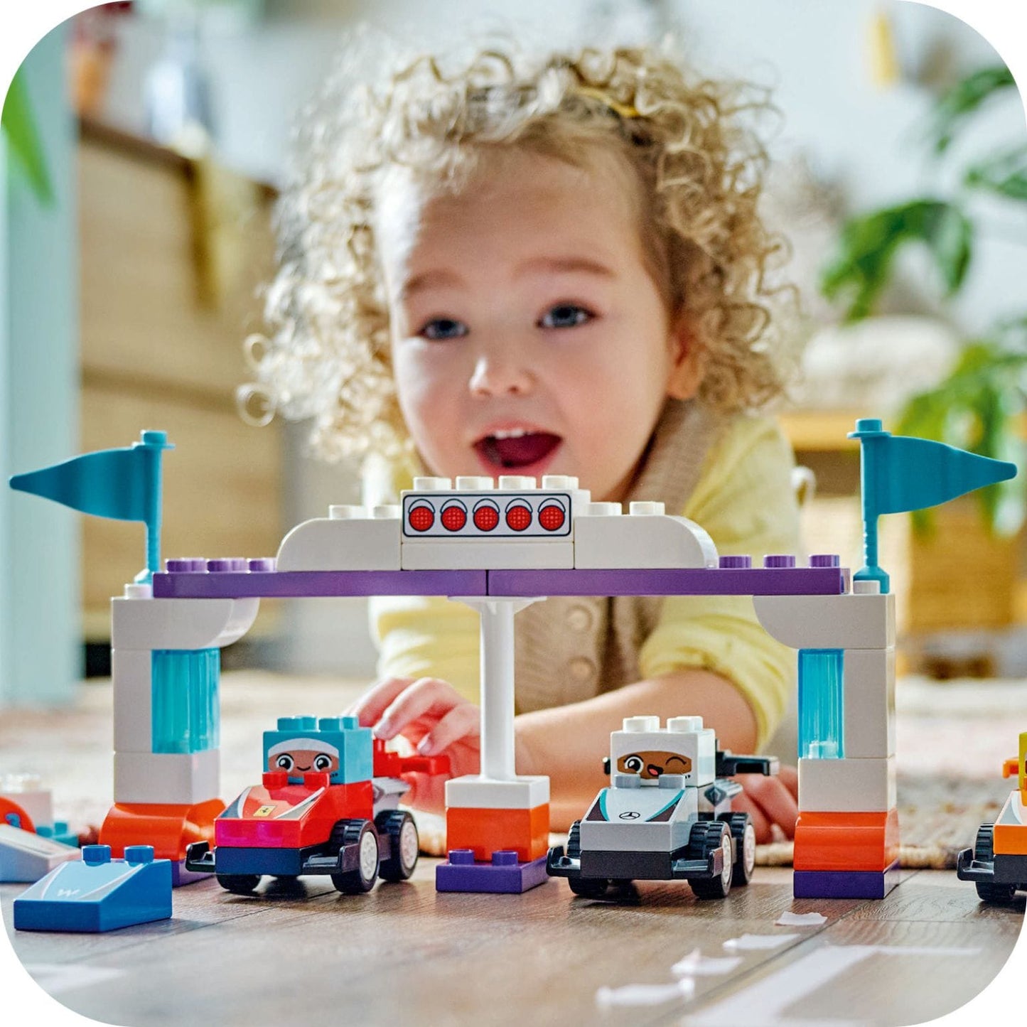 LEGO DUPLO Carros e Pilotos de Fórmula 1 vista adicional 2