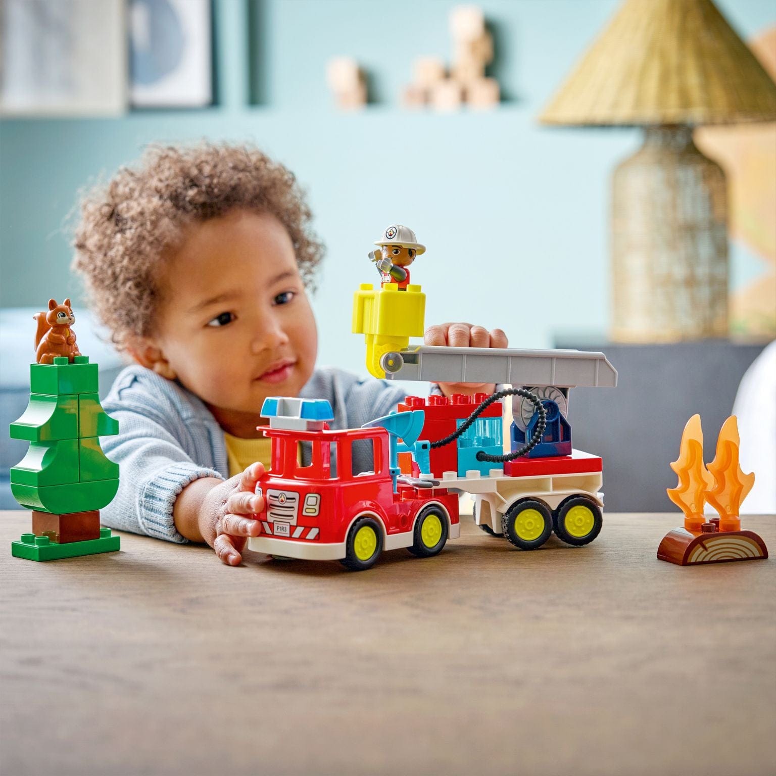 Lego Duplo camião de bombeiros com mangueira e bombeiro com chamas árvore e esquilo