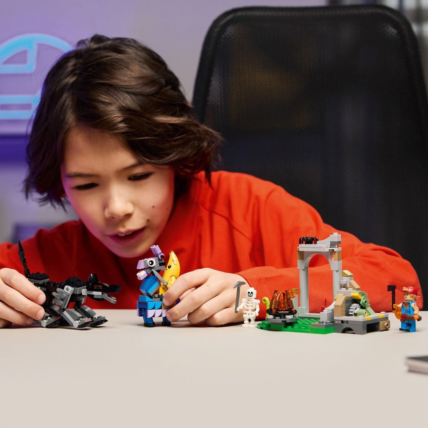 Lego Fortnite - Acampamento de Peely e Sparkplug com Peely, Sparkplug e cenário de acampamento para aventuras de construção